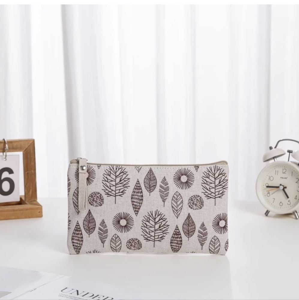 Nwot Leaf Patterned Make-Up Bag - image 1